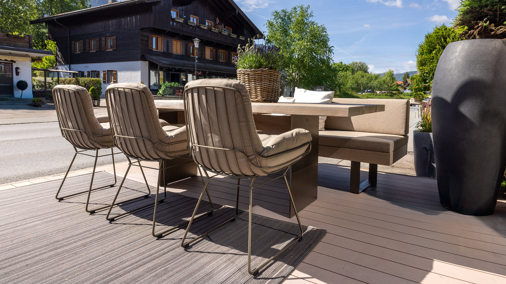 Janua Tisch und Bank und Freifrau Leyasol