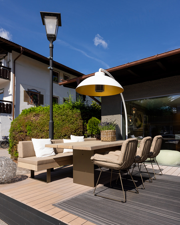 Janua Outdoor Tisch SK 04 Komposit mit Sitzbank BN 01 und Freifrau Lounge Chair Leyasol